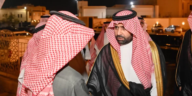 أمير جازان يؤدي الصلاة على وكيل محافظة جزر فرسان ويواسي ذويه