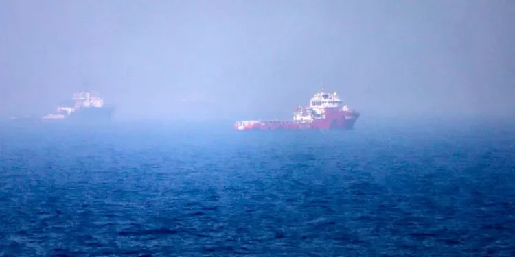 قتيلان وعشرات المصابين في هجمات إيرانية على ثلاث ناقلات نفط بمضيق هرمز