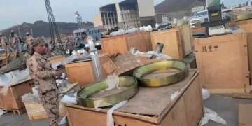 قوات العمالقة تضبط شحنة أسلحة متجهة للحوثيين في باب المندب