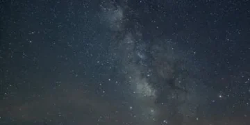 مصور سعودي يوثق مشاهد مبهرة لدرب التبانة شمال المدينة