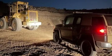 القوات الخاصة للأمن والحماية تضبط مخالفَين استغلا الرواسب في تبوك