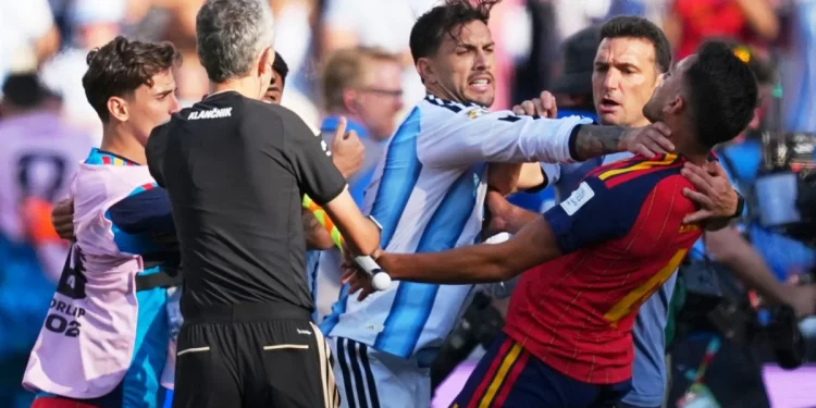 “فيفا” يفتح تحقيقًا في أحداث نهائي كأس العالم 2026 بين إسبانيا والأرجنتين