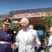 حافي القدمين .. ملك بريطانيا يزور “مسجد كامبريدج” ويلتقي المسلمين فيه لهذا السبب 