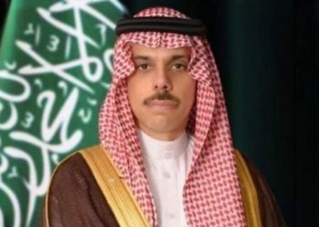 وزير الخارجية يبحث مع نظيره اليوناني أمن الملاحة في الخليج والبحر الأحمر