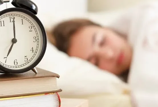 استشاري قلب: النوم أقل من 6 ساعات أو أكثر من 9 يرفع خطر أمراض القلب والدماغ