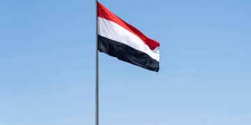 الحكومة اليمنية تدين هجوم الحوثيين على سفينة تجارية في البحر الأحمر