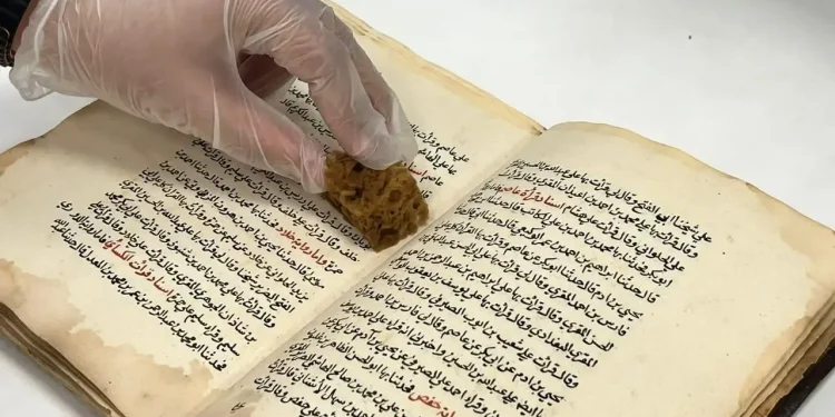 مكتبة الملك عبدالعزيز ترمّم أكثر من 10 آلاف مقتنى تاريخياً نادراً