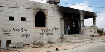 مستوطنون يحرقون مسجدين بالضفة.. وإسرائيل تُوسّع عملياتها الأمنية بعد مقتل إسرائيليين
