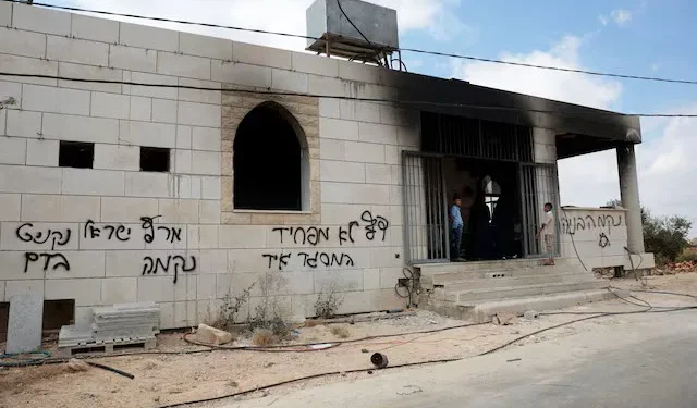 مستوطنون يحرقون مسجدين بالضفة.. وإسرائيل تُوسّع عملياتها الأمنية بعد مقتل إسرائيليين
