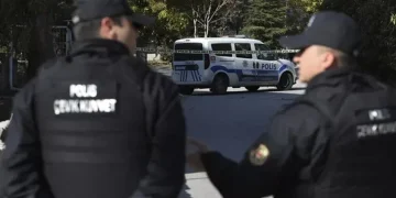 اغتيال قيادي في حزب العدالة والتنمية ونجله وابن أخيه بهجوم مسلح داخل مقبرة جنوب شرق تركيا