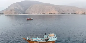 إيران تقترح على عُمان إعادة فتح مضيق هرمز عبر مسارات تمر بمياهها.. ومسقط تطرح آلية إقليمية لضمان الملاحة