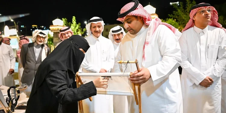 نائب وزير السياحة يزور دار عوضة بالأطاولة ويطّلع على معرض الخط العربي