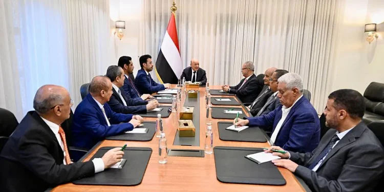 رئيس مجلس القيادة اليمني يشيد بالقوة البحرية متعددة الجنسيات بقيادة السعودية ودعمها لأمن اليمن والمنطقة