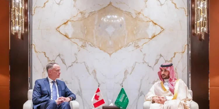 خالد بن سلمان يستعرض مجالات التعاون الدفاعي والعسكري مع وزير الدفاع الوطني الكندي
