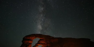 تجارب تأمل ورصد النجوم في العُلا تشهد إقبالًا متزايدًا خلال الصيف