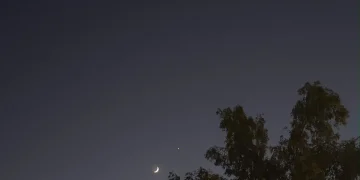 اقتران هلال القمر المتزايد مع كوكب الزهرة في سماء السعودية