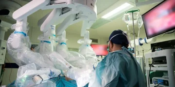 الخدمات الصحية بوزارة الدفاع تُجري أول عملية جراحية روبوتية عن بُعد