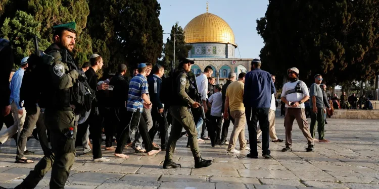 مستعمرون يقتحمون الأقصى وقوات الاحتلال تعتقل 5 فلسطينيين في الضفة