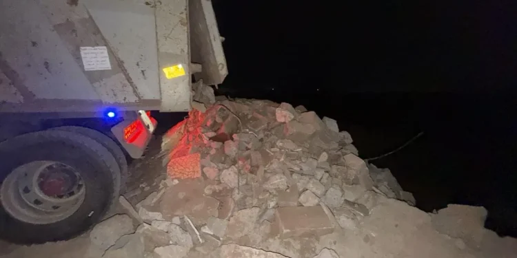 بلدية طيبة بجدة تُزيل مخلفات الحفر الصخري وترفع جودة المشهد الحضري
