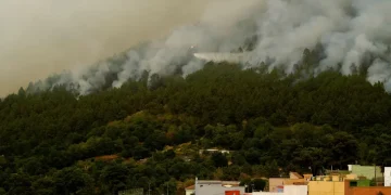 سكان فرنسيون يتهمون الحكومة بالتضحية بقريتهم لإنقاذ منازل الأثرياء من الحرائق