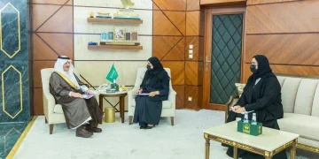 أمير الشرقية يطّلع على برامج جمعية مشاعل الخير لتنمية المرأة