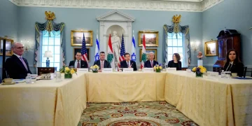 إسرائيل ولبنان يستأنفان محادثات روما وسط توترات مع حزب الله