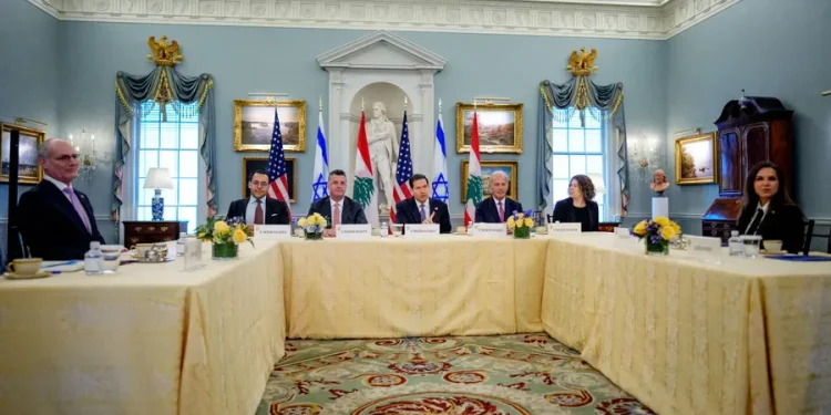 إسرائيل ولبنان يستأنفان محادثات روما وسط توترات مع حزب الله