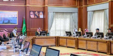 أمير المدينة يرأس اجتماع لجنة الحج والعمرة استعداداً لموسم 1448هـ