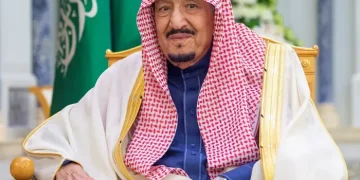 الملك سلمان يوافق على منح ميدالية الاستحقاق لـ25 متبرعاً بالدم 50 مرة