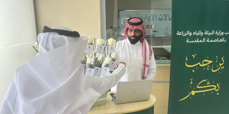 وزارة البيئة بمكة تُطلق مبادرة «وردة ترحيبية وتجربة رقمية» لتعزيز رضا المستفيدين