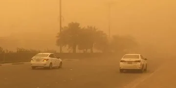 «الأرصاد» يحذّر من عوالق ترابية تضرب نجران وتُقلّص الرؤية إلى 5 كلم