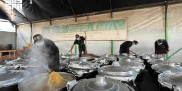 مركز الملك سلمان للإغاثة يوزع قرابة 25 ألف وجبة ساخنة على أسر غزة