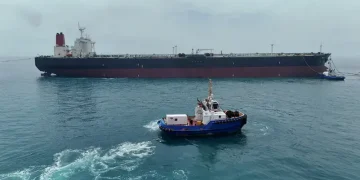 واشنطن وطهران على أعتاب اتفاق لإعادة فتح مضيق هرمز