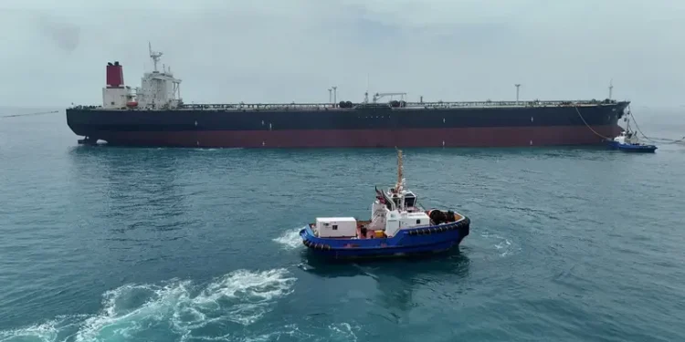 واشنطن وطهران على أعتاب اتفاق لإعادة فتح مضيق هرمز