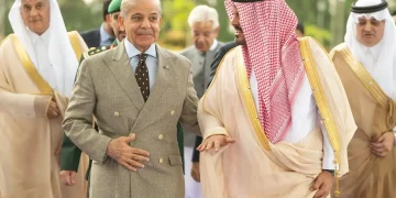 رئيس وزراء باكستان يصل جدة ونائب أمير مكة في مقدمة مستقبليه