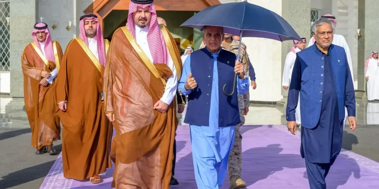 رئيس وزراء باكستان يغادر المدينة المنورة بعد زيارة المسجد النبوي