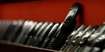 جيل زد يعيد «الهواتف الغبية» إلى الواجهة.. هل تبدأ ثورة التخلص من إدمان الشاشة؟