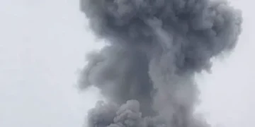 هجمات حوثية بالصواريخ والمسيرات تودي بحياة 7 أشخاص في المخا والخوخة