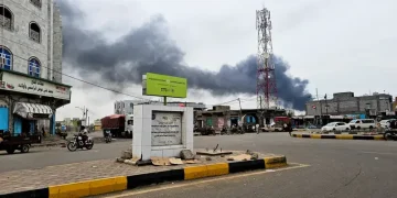الجيش اليمني يتصدى لهجوم حوثي واسع على المخا بـ30 صاروخاً باليستياً