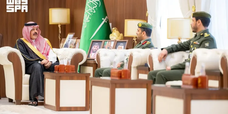 أمير حائل يقلّد مدير الجوازات المكلّف رتبة عميد