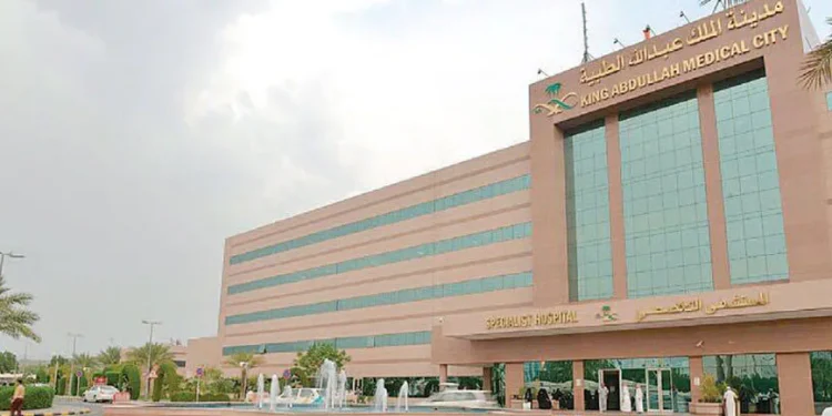 مدينة الملك عبدالله الطبية تستأصل ورماً خبيثاً بالمعدة والمريء بجراحة هجينة روبوتية