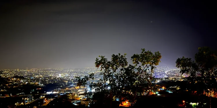 أبها تستقطب عشاق التصوير في موسم صيف 2026 بمشاهد ليلية ساحرة