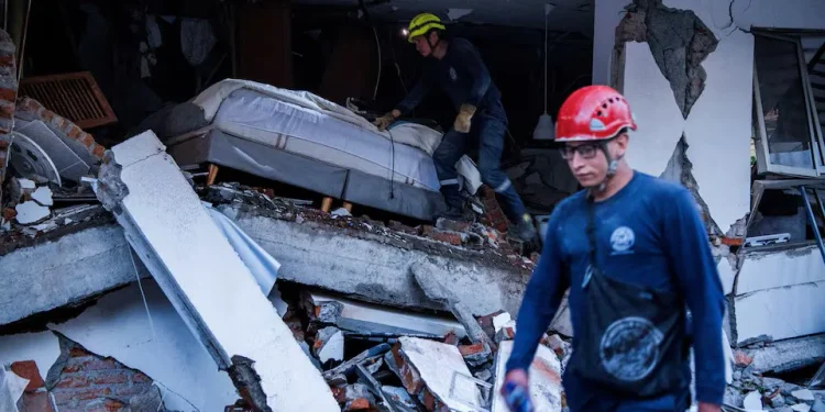 254 قتيلًا و5 آلاف منزل متضرر.. زلزال 7.4 درجة يحوّل غرب كولومبيا إلى ركام