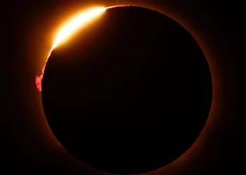 ابتلعت الشمس أمام أعينهم.. 10 صور مذهلة لكسوف حوّل النهار إلى مشهد من عالم آخر