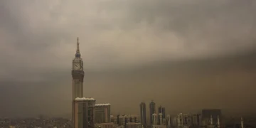 الأرصاد ينبه من رياح نشطة مثيرة للأتربة على العاصمة المقدسة حتى السابعة مساءً