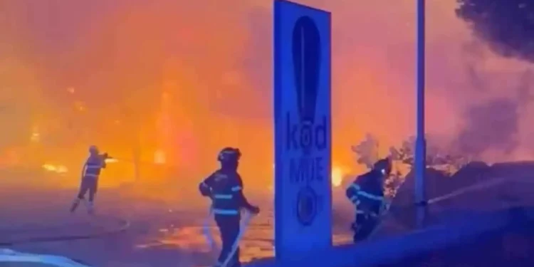 حريق ضخم يلتهم غابات كرواتيا ويُصيب 40 شخصاً ويُجلي آلاف السياح