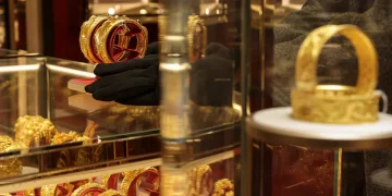 الذهب يتجاوز 4376 دولاراً مع تراجع الدولار وتوقعات تثبيت الفائدة الأمريكية