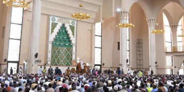 الأمين العام لرابطة العالم الإسلامي يلقي خُطبة الجمعة ويؤمُّ المصلّين بالجامع الوطني الكبير في العاصمة النيجيرية