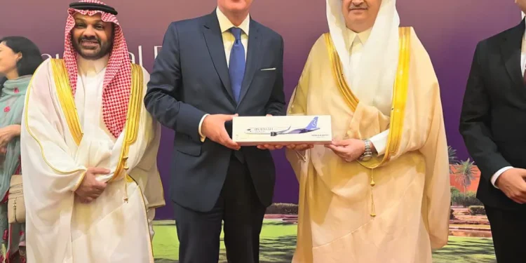 سفير المملكة في باكستان يدشّن أولى رحلات طيران الرياض من إسلام آباد