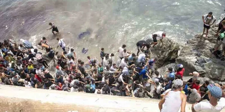 المغرب يوقف 111 مهاجراً بعد إحباط محاولة عبور جماعي نحو سبتة